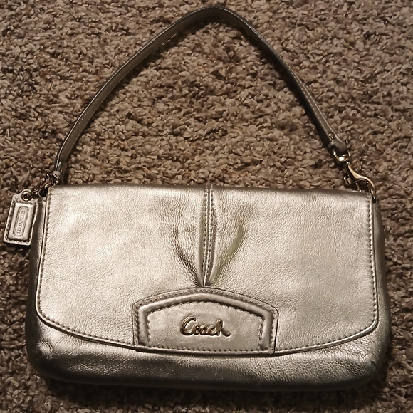 β¨ Coach Metallic Silver Leather Wristlet | Classic & Chic β¨ - Picture 12 of 12